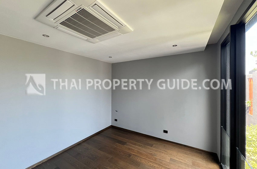 House with Private Pool in Srinakarin 